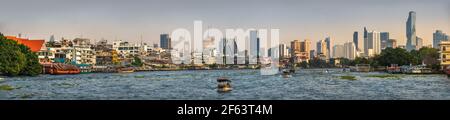 Il paesaggio urbano di Bangkok visto dalla barca a Chao Phrtaya Fiume Foto Stock