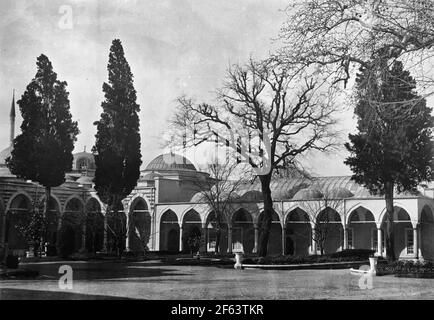 Antico palazzo turco. Il Palazzo Saregelio di Costantinopoli, precedentemente utilizzato come palazzo del sultano, è stato per più di 200 anni solo un luogo di spettacolo per i turisti. È piena di innumerevoli tesori storici di inestimabile valore, tra cui i paramenti di Maometto. L'attuale sultano risiede a Costantinopoli, nel Palazzo Yildez, ma la maggior parte del suo tempo è trascorso in altri lungo il Bosforo, 1920 Foto Stock