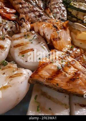 Primo piano di un delizioso piatto di pesce Foto Stock