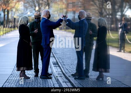 Washington, DC, Stati Uniti. 29 marzo 2021. Il presidente degli Stati Uniti Joe Biden e la First Lady Dr. Jill Biden visitano il memoriale di guerra del Vietnam a Washington, DC, Stati Uniti, lunedì 29 marzo, 2021. Credit: Stefani Reynolds/Pool via CNP | Usage worldwide Credit: dpa/Alamy Live News Foto Stock