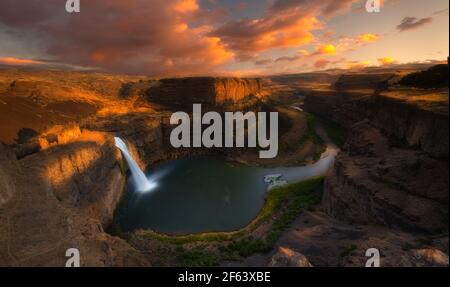 Palouse Falls è stata nominata cascata di stato nel 2014, si trova sul fiume Palouse, a circa 4 miglia a monte della confluenza con il fiume Snake a sud Foto Stock