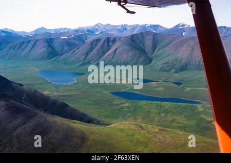 Vista dal piano bush di laghi e aspre montagne della Brooks Range, Gates of the Arctic National Park, Alaska, USA Foto Stock