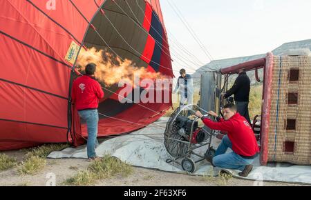 Pallone ad aria calda riempito con aria calda Foto Stock