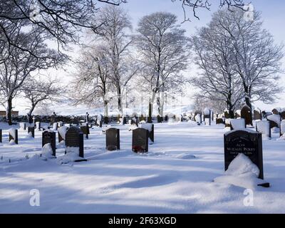 Cimitero, St Margaret's Church, Hawes, Yorkshire Dales National Park. Ci sono due tombe di guerra del Commonwealth in questo cimitero. Foto Stock