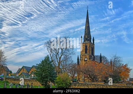 UK, South Yorkshire, Elsecar, Santa Trinity Parish Church in autunno Foto Stock