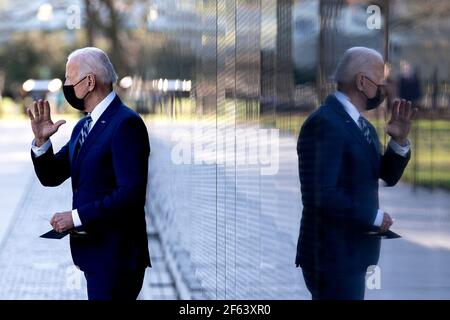 Washington, DC, Stati Uniti. 29 marzo 2021. Il presidente degli Stati Uniti Joe Biden gesta durante la visita al monumento ai caduti del Vietnam a Washington, DC, Stati Uniti, lunedì 29 marzo 2021. Credit: Stefani Reynolds/Pool via CNP | Usage worldwide Credit: dpa/Alamy Live News Foto Stock