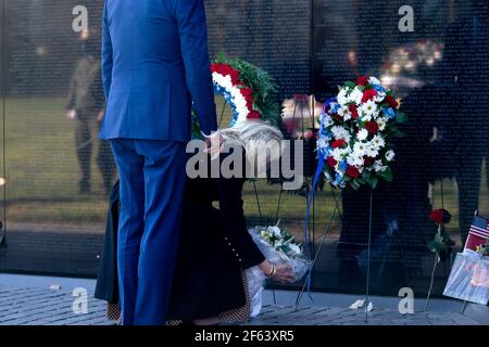 Washington, DC, Stati Uniti. 29 marzo 2021. La First Lady Dr. Jill Biden lascia fiori al Vietnam War Memorial a Washington, DC, Stati Uniti, il Lunedi, 29 marzo, 2021. Credit: Stefani Reynolds/Pool via CNP | Usage worldwide Credit: dpa/Alamy Live News Foto Stock