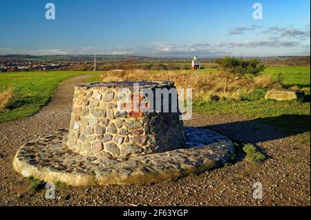 Regno Unito, South Yorkshire, Barnsley, Royston, Rabbit Ings Country Park, Stone Cairn Viewpoint Foto Stock