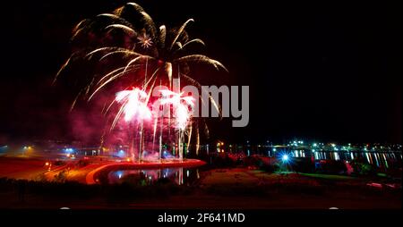 Fuochi d'artificio su acqua Foto Stock