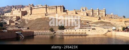Vista panoramica di Amber forte vicino alla città di Jaipur, Rajasthan, India Foto Stock