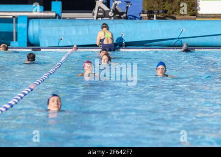 Londra, Regno Unito. 29 marzo 2021. I nuotatori si divertono nelle acque della piscina di Charlton Lido a Greenwich. Le persone affollano attività all'aperto mentre le restrizioni di Lockdown sono rilassate in Inghilterra. (Foto di Phil Lewis/SOPA Images/Sipa USA) Credit: Sipa USA/Alamy Live News Foto Stock