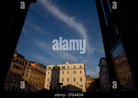 Roma, Italia. 29 marzo 2021. Veduta di Piazza Santa Maria in Trastevere al tramonto (Foto di Matteo Nardone/Pacific Press) Credit: Pacific Press Media Production Corp./Alamy Live News Foto Stock