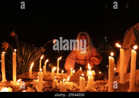 Srinagar, India. 29 marzo 2021. I musulmani sciiti del Kashmiri illuminano le candele sulle tombe durante la festa di Shab-e-Barat (Mid-Shaa'ban), che segna la metà del mese islamico dello Shaban e due settimane prima dell'inizio del mese santo di digiuno del Ramadan, E su cui dodici sciiti commemorano la nascita di Imam Mahdi (l'Imam finale della setta), a Zadibal, una città vecchia di Srinagar. (Foto di Adil Abass/Pacific Press) Credit: Pacific Press Media Production Corp./Alamy Live News Foto Stock