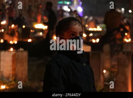 Srinagar, India. 29 marzo 2021. I musulmani sciiti del Kashmiri illuminano le candele sulle tombe durante la festa di Shab-e-Barat (Mid-Shaa'ban), che segna la metà del mese islamico dello Shaban e due settimane prima dell'inizio del mese santo di digiuno del Ramadan, E su cui dodici sciiti commemorano la nascita di Imam Mahdi (l'Imam finale della setta), a Zadibal, una città vecchia di Srinagar. (Foto di Adil Abass/Pacific Press) Credit: Pacific Press Media Production Corp./Alamy Live News Foto Stock