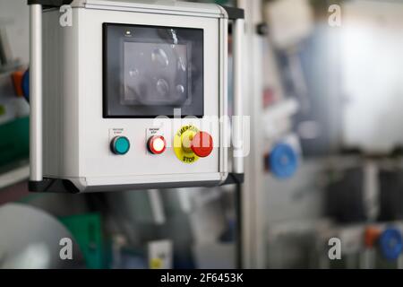 Pannello di controllo touch screen della moderna macchina industriale. Messa a fuoco selettiva. Foto Stock