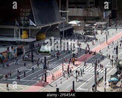 Pedoni e biciclette di Domenica, Paulista Avenue, San Paolo SP Brasile Foto Stock