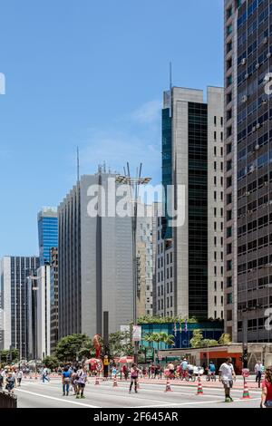 Pedoni e biciclette di Domenica, Paulista Avenue, San Paolo SP Brasile Foto Stock