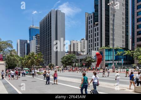 Pedoni e biciclette di Domenica, Paulista Avenue, San Paolo SP Brasile Foto Stock