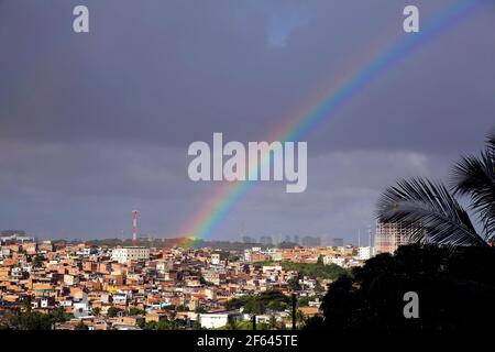 salvador, bahia / brasile - 28 luglio 2017: L'arcobaleno è visto nel quartiere di Engomadeira, nella città di Salvador. *** Local Caption *** Foto Stock