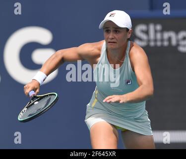 Miami Gardens, Florida, Stati Uniti. 29 marzo 2021. Ashleigh Barty Vs Victoria Azarenka al 2021Miami Open presso l'Hard Rock Stadium il 29 marzo 2021 a Miami Gardens, Florida. Credit: Mpi04/Media Punch/Alamy Live News Foto Stock