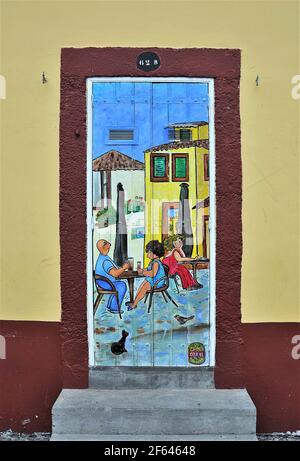 Murales dipinti come parte dell'arte della Open Doors Project nella zona velha (Città Vecchia) area di Funchal, Madeira Foto Stock