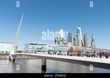 Buenos Aires, Argentina; 31 ottobre 2019: Puerto Madero, un quartiere esclusivo e turistico con architettura moderna, edifici alti e il Puente Foto Stock