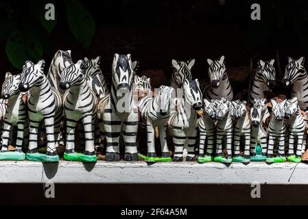 Statuette Zebra fatte di macchina di carta, comunemente viste nelle case di spirito come un'offerta agli spiriti guardiani per la loro benedizione nella credenza del Buddismo tailandese. Foto Stock