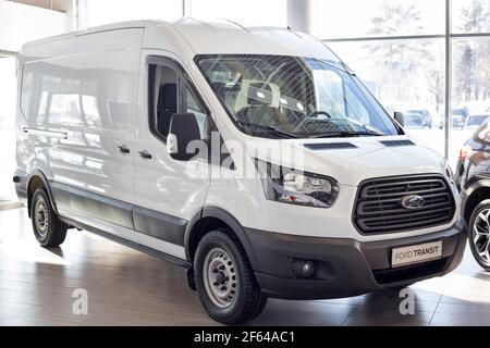 Russia, Izhevsk - 17 febbraio 2021: Showroom Ford. Nuovo furgone di transito nello showroom del concessionario. Famoso marchio mondiale. Mezzi di trasporto moderni. Foto Stock