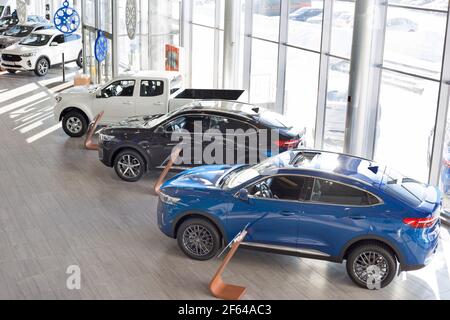 Russia, Izhevsk - 17 febbraio 2021: Nuove vetture moderne nello showroom Haval. Produttore di auto dalla Cina. Mezzi di trasporto moderni. Foto Stock