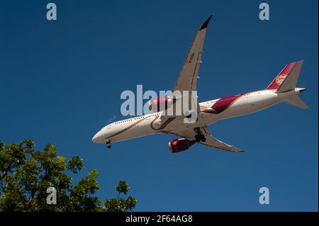 26.03.2021, Singapore, Repubblica di Singapore, Asia - UN aereo passeggeri Juneyao Air Boeing 787-9 Dreamliner si avvicina all'aeroporto di Changi. Foto Stock