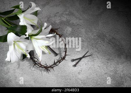 Venerdì Santo, Passione di Gesù Cristo. Corona di spine, unghie e giglio bianco. Festa cristiana di Pasqua. Foto Stock