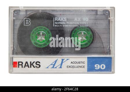 Krasnodar, Russia - 11 marzo 2021: Un riproduttore di cassette RAKS usurato e graffiato con una cassetta audio all'interno isolato su uno sfondo bianco Foto Stock