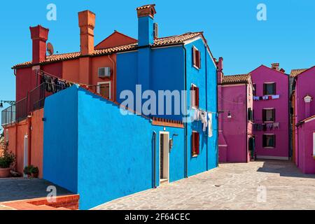 Piccolo cortile e vecchie case colorate dell'isola di Burano in Italia. Foto Stock