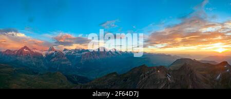 Vista aerea di Schreckhorn, Eiger, Monch, Jungfrau, Faulhorn cime al tramonto dal lago Bachalpsee, Oberland Bernese, Svizzera Foto Stock