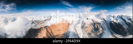 Nuvole sulle cime delle montagne e Ghiacciaio Gorner (Gornergletscher), vista aerea, Zermatt, cantone del Vallese, Svizzera Foto Stock