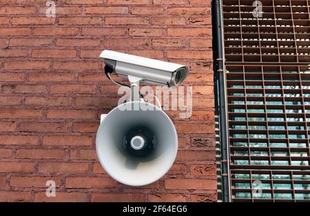 Telecamera di sicurezza CCTV e altoparlante su pareti in mattoni all'aperto Foto Stock