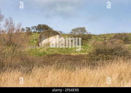 Uno specchio sonoro della seconda guerra mondiale su Hythe Roughs, Kent, Inghilterra sudorientale. Foto Stock