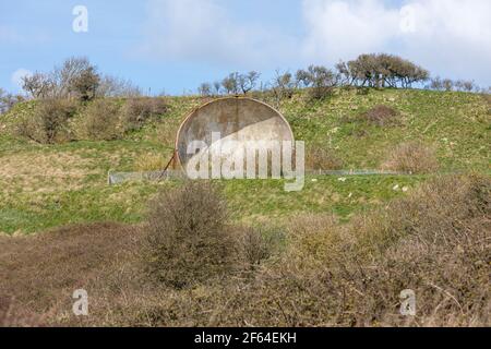 Uno specchio sonoro della seconda guerra mondiale su Hythe Roughs, Kent, Inghilterra sudorientale. Foto Stock