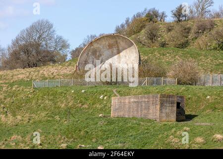 Uno specchio sonoro della seconda guerra mondiale su Hythe Roughs, Kent, Inghilterra sudorientale. Foto Stock