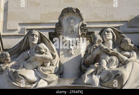 Londra, Inghilterra, Regno Unito. Statue: 'Domani della Pace' e 'Winged Messenger della Pace' (Alfred Drury) sulla facciata Whitehall dell'edificio degli uffici della Vecchia Guerra Foto Stock