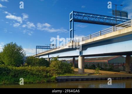 Regno Unito, South Yorkshire, Doncaster, St Georges Road Bridge che porta la A19 sopra il fiume Don. Foto Stock