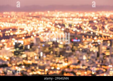 Bokeh dello skyline di Città del Capo da Signal Hill dopo il tramonto Durante l'ora blu - Sud Africa città moderna con spettacolare panorama notturno Foto Stock