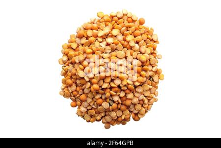 Piselli gialli divisi asciutti isolati su sfondo bianco. Pila di piselli secchi gialli. Foto Stock