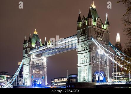 Vista notturna del famoso Tower Bridge nella capitale londinese Città del Regno Unito - architettura e concetto di viaggio con maestoso punto di riferimento Foto Stock