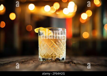 Bicchiere di cocktail di whisky sulla scrivania in legno Foto Stock