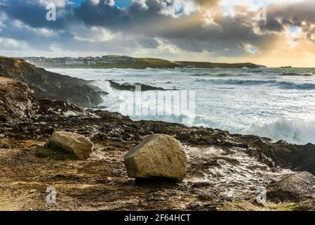 In tarda serata la luce su Fistral Bay a Newquay in Cornovaglia. Foto Stock