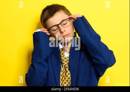 Il bambino finge di essere un uomo adulto, un tema dei bambini sul tema della vita adulta. Nuovo Foto Stock