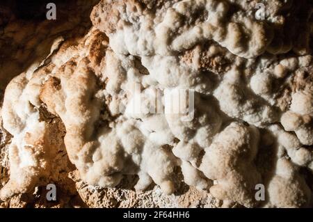 Gesso e minerali di cristallo di carbonite di calcio in una grotta Foto Stock