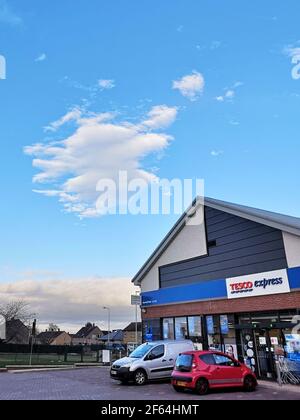 Bonnyrigg, Regno Unito. 29 marzo 2021. 29 marzo sera. Bonnyrigg, Midlothian, Scozia. Scozia tempo, natura, divertente UNA formazione di nuvole raffigurata nel cielo sopra Bonnyrigg a Midlothian, Scozia, che si apprice a assomigliare ad un profilo di una mappa della Scozia. Foto dal parcheggio a Tesco nel centro di Bonnyrigg. PIC Credit: phil wilkinson/Alamy Live News Foto Stock