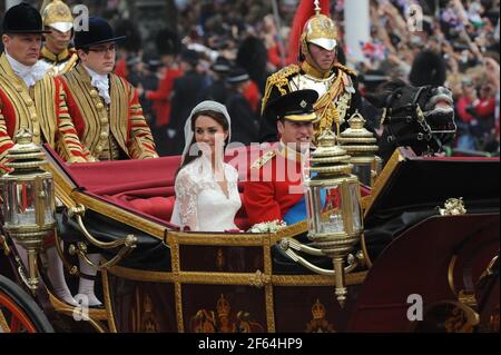 File foto datata 29 aprile 2011 del principe William e della principessa Caterina sul Mall sulla loro strada per Buckingham Palace dopo il loro matrimonio, a Londra, Regno Unito. Sono passati quasi 10 anni da quando il principe William e Kate Middleton legarono il nodo. Foto di Mousse/ABACAPRESS.COM Foto Stock